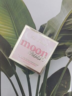 Too Faced Glossy Glow Moon Crush Out Of This World Highlighter Summer Moon